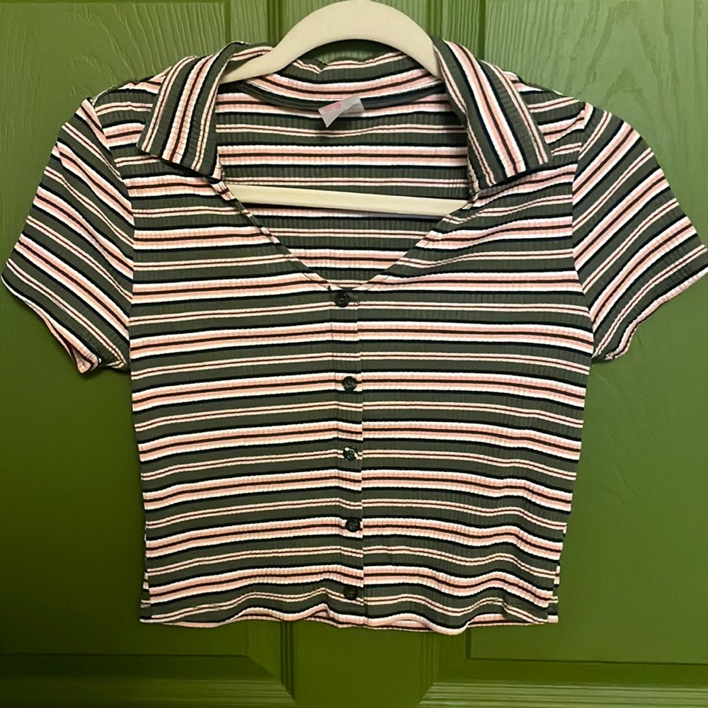 No boundaries striped crop tee